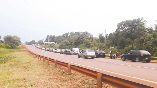 Fila para cargar combustible en Puerto Esperanza.