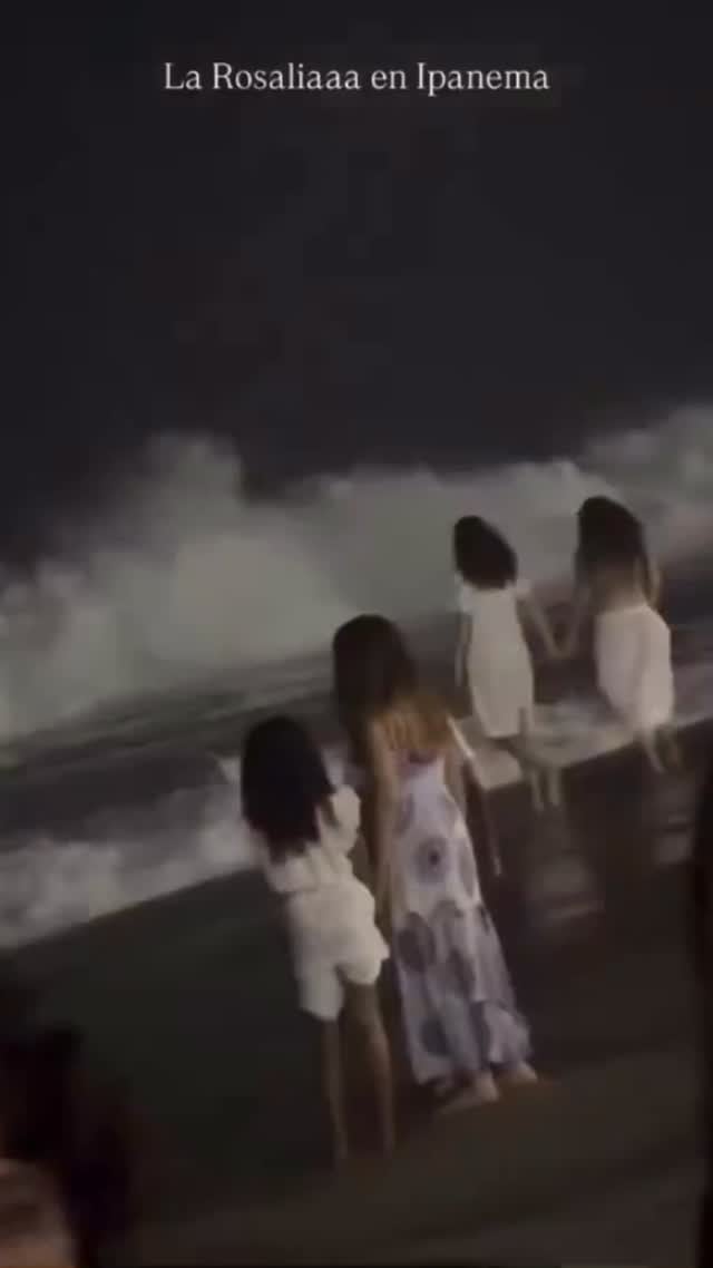 La modelo y la cantante sorprendieron a todos.