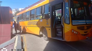 Un colectivo de Coniferal chocó contra el Hospital de Urgencias. (Foto: Policía)