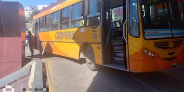 Un colectivo de Coniferal chocó contra el Hospital de Urgencias. (Foto: Policía)