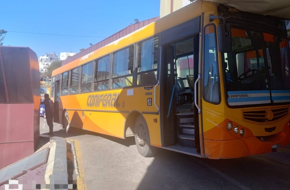 Insólito: un colectivo se estrelló contra el Hospital de Urgencias y hay niños heridos