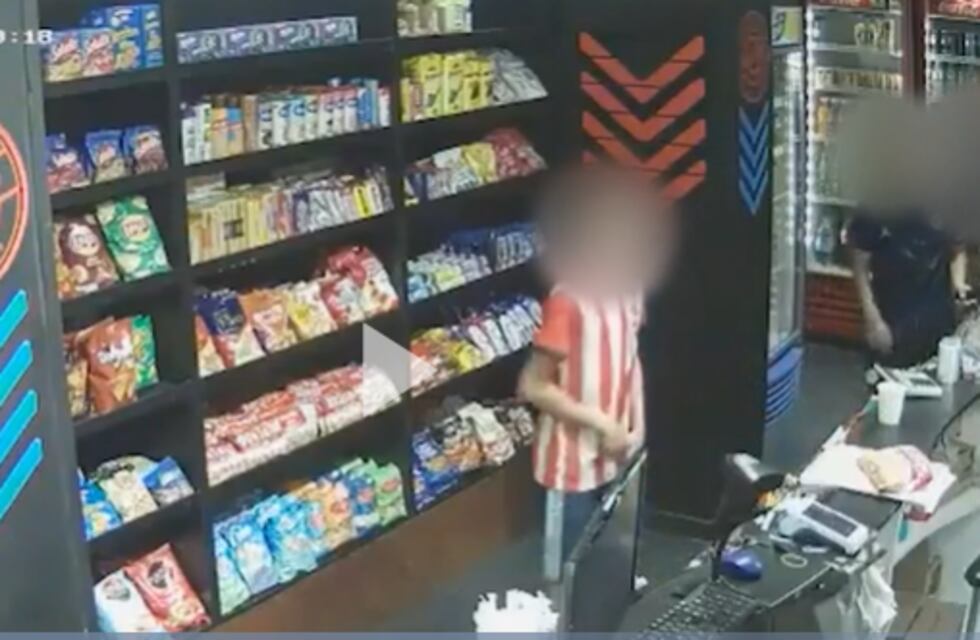 La Plata: tres adolescentes asaltaron un kiosco y se llevaron hasta las figuritas del Mundial de Qatar