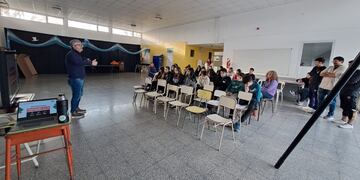 El director de Turismo de Tres Arroyos con estudiantes de la materia de la ES9