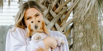 Le pagó asiento en primera clase a su perro y abrió debate en redes.