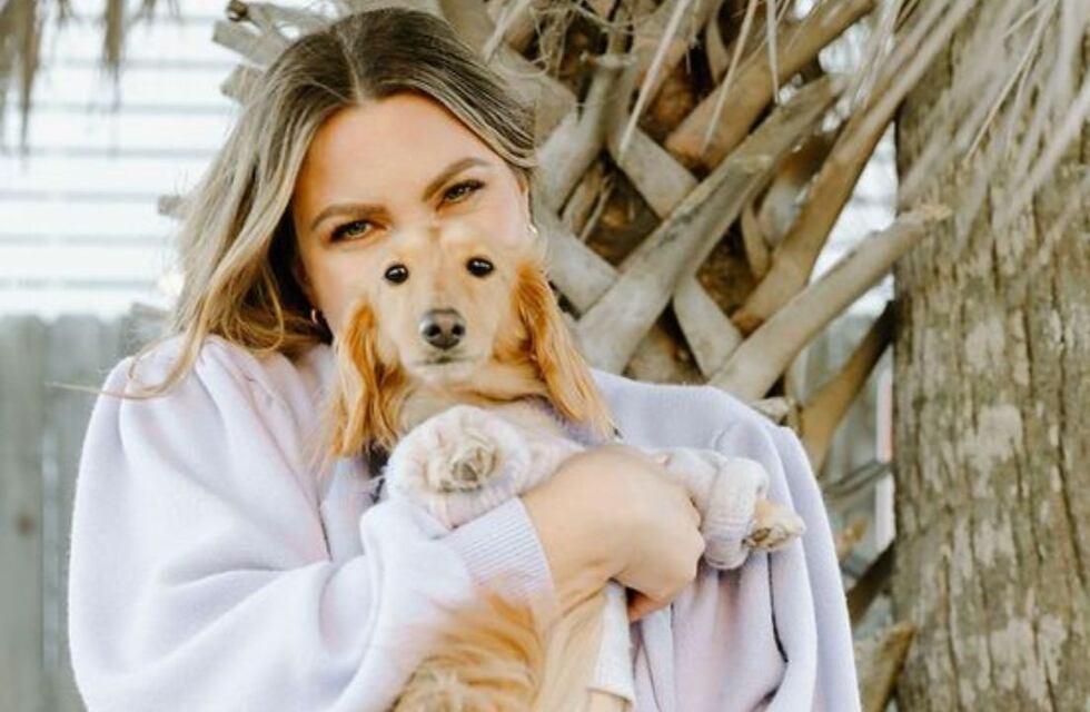 Le pagó asiento en primera clase a su perra y abrió debate en redes