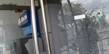 Los disparos destrozaron la puerta de entrada en Eva Perón al 7600.