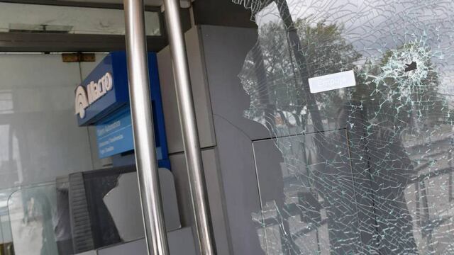 Los disparos destrozaron la puerta de entrada en Eva Perón al 7600.
