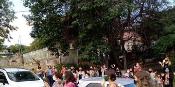 Grupo de mujeres al frente de la casa de Miriam Farías reclamando Justicia