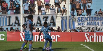 Sale el tiro libre de Axel Oyola, para lo que sería el 2-1 de Racing. Necesario triunfo de al Academia (Facundo Luque / La Voz).