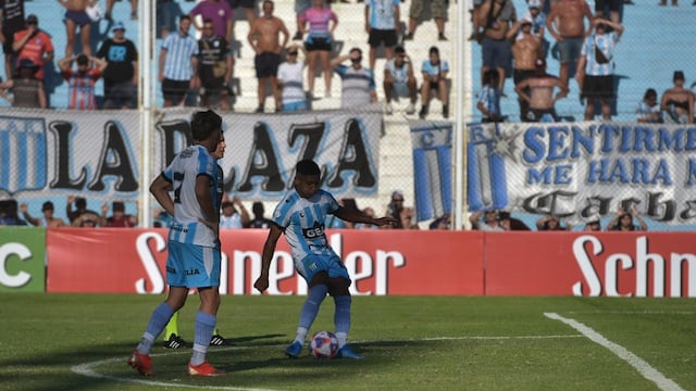 Sale el tiro libre de Axel Oyola, para lo que sería el 2-1 de Racing. Necesario triunfo de al Academia (Facundo Luque / La Voz).