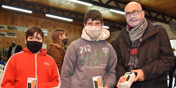 Inició la entrega de dispositivos celulares destinados a los alumnos de primer año de escuelas rurales.