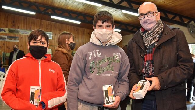Inició la entrega de dispositivos celulares destinados a los alumnos de primer año de escuelas rurales.