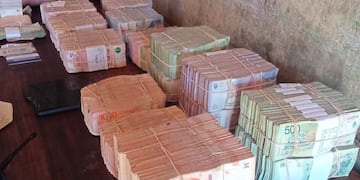 Los fajos de dinero que fueron secesutrados por la policía y habían sido robados a un hombre que fue baleado en la pierna. Gentileza Ministerio de Seguridad