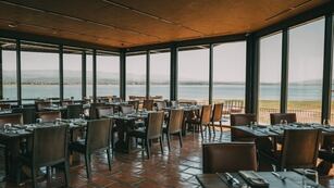 Comensales se levantaron de sus mesas y salieron corriendo.