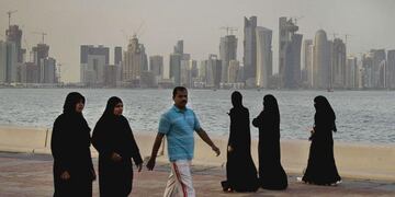 Las mujeres suelen usar abayya y velo, pero no es obligatorio.