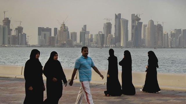 Las mujeres suelen usar abayya y velo, pero no es obligatorio.