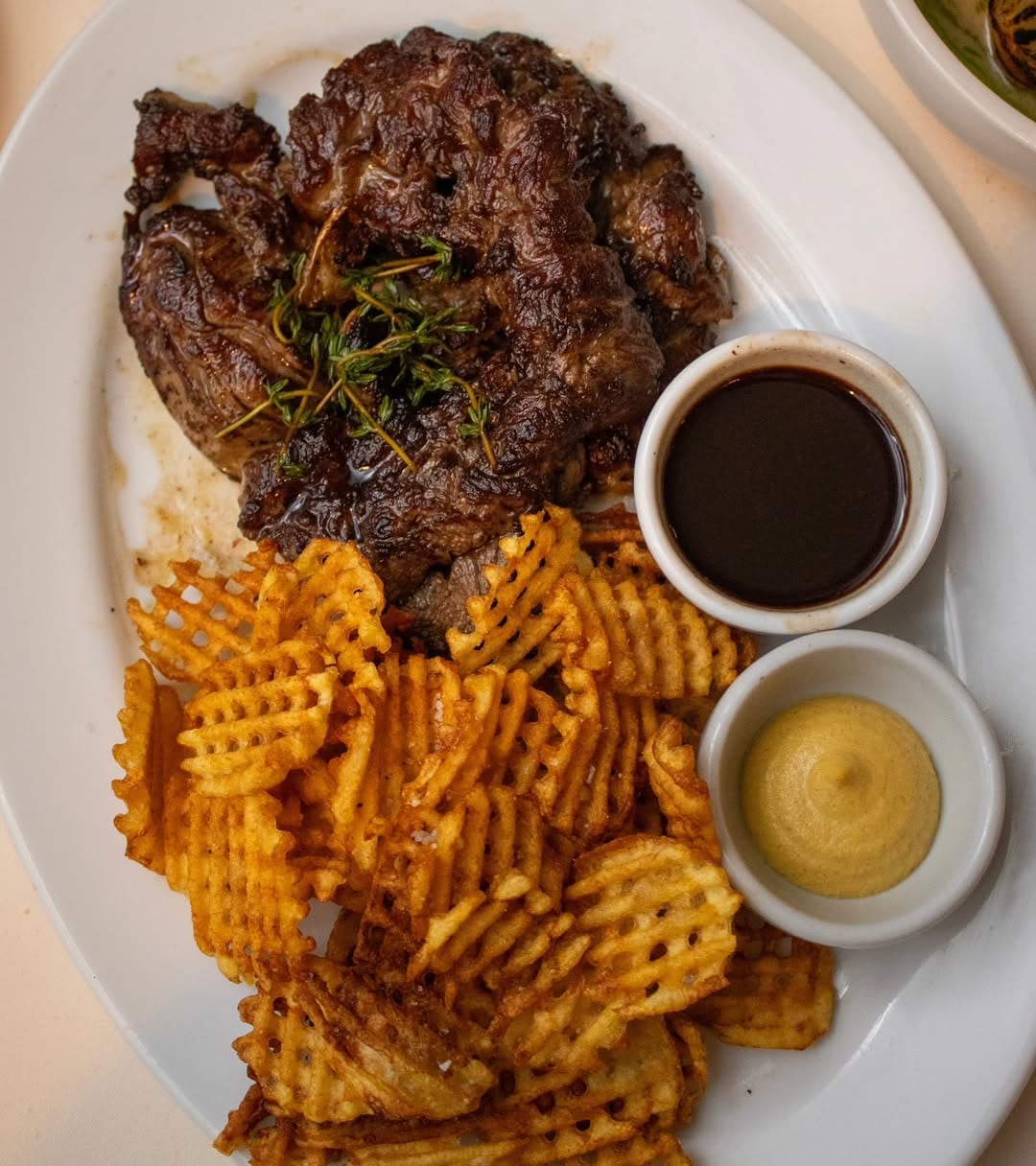 Corte arañita acompañado de papas rejilla.