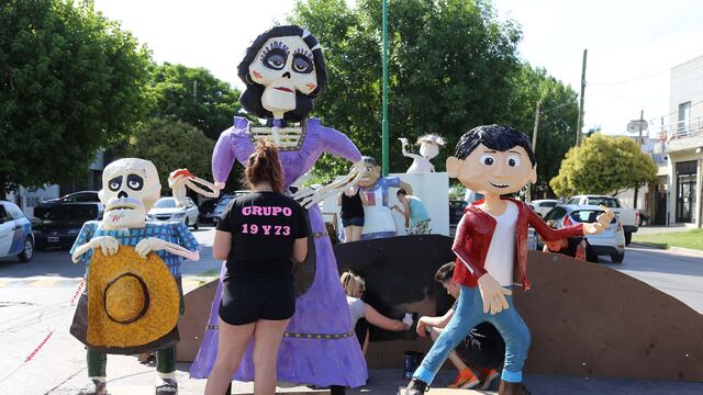 Varios vecinos han inscripto muñecos de Maradona y del Covid para participar de la  tradicional quema de fin de año.