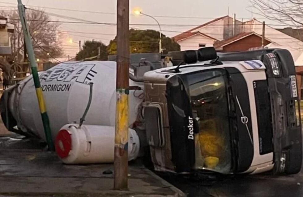 Un camión con hormigón volcó en Mar del Plata y se montó un importante operativo para removerlo