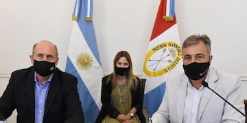 Omar Perotti, Barbara Chivallero y Luis Castellano, en la firma del convenio para la pavimentación del camino público n° 6