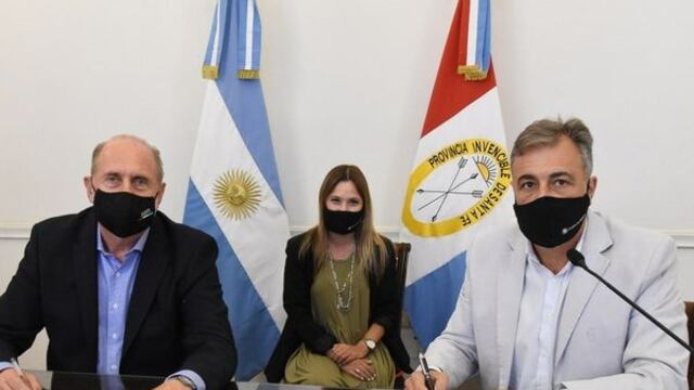 Omar Perotti, Barbara Chivallero y Luis Castellano, en la firma del convenio para la pavimentación del camino público n° 6