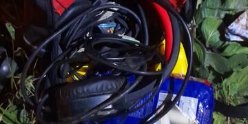 La mochila con los elementos sospechosos secuestrada al presunto delincuente