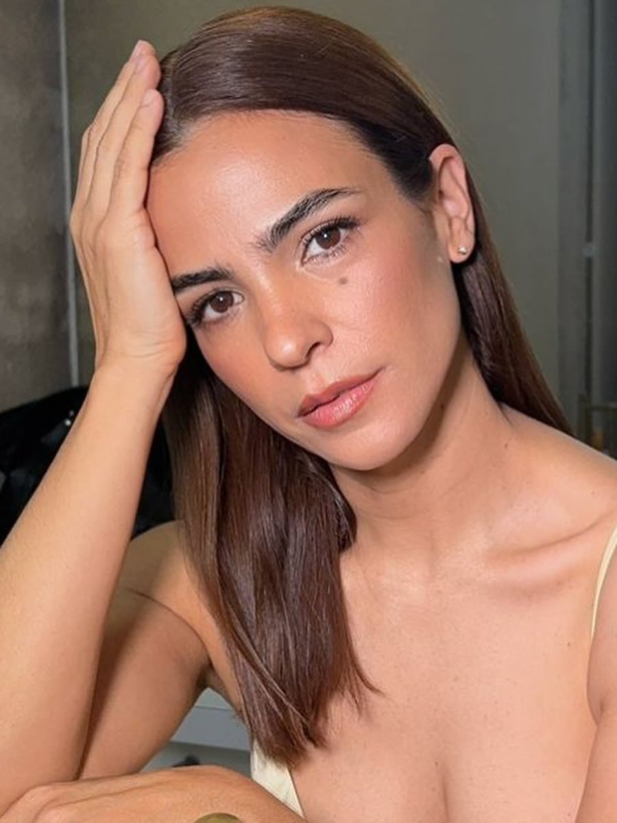 Agustina Cherri marcó tendencia con un vestido de tela brillosa con ultra escote y dio cátedra de estilo