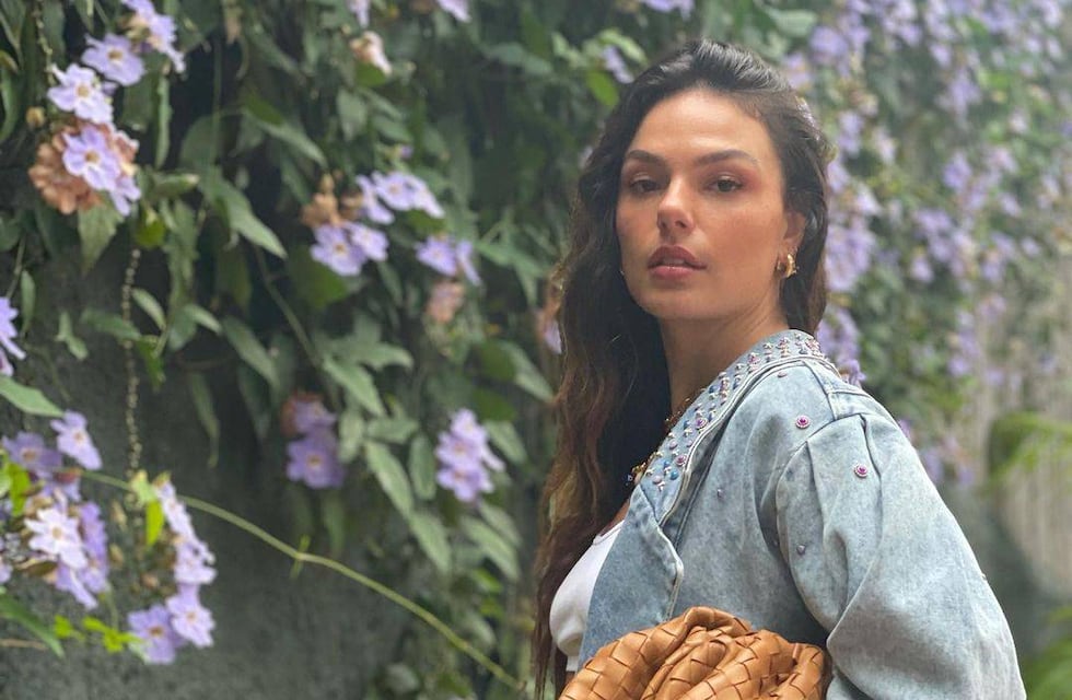 Isis Valverde, “Suelen” de Avenida Brasil, posó con una bikini tejida y la llenaron de elogios por su look