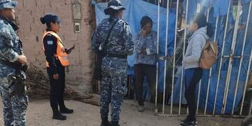 Familiares del jefe de la oficina del Registro Civil de Caspalá se sumaron a la búsqueda desplegada por la Policía. Ahora reclaman celeridad en la continuidad de esas tareas.