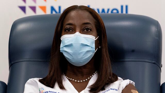 Una enfermera de Nueva York fue la primera persona en vacunarse en EE.UU. contra el coronavirus