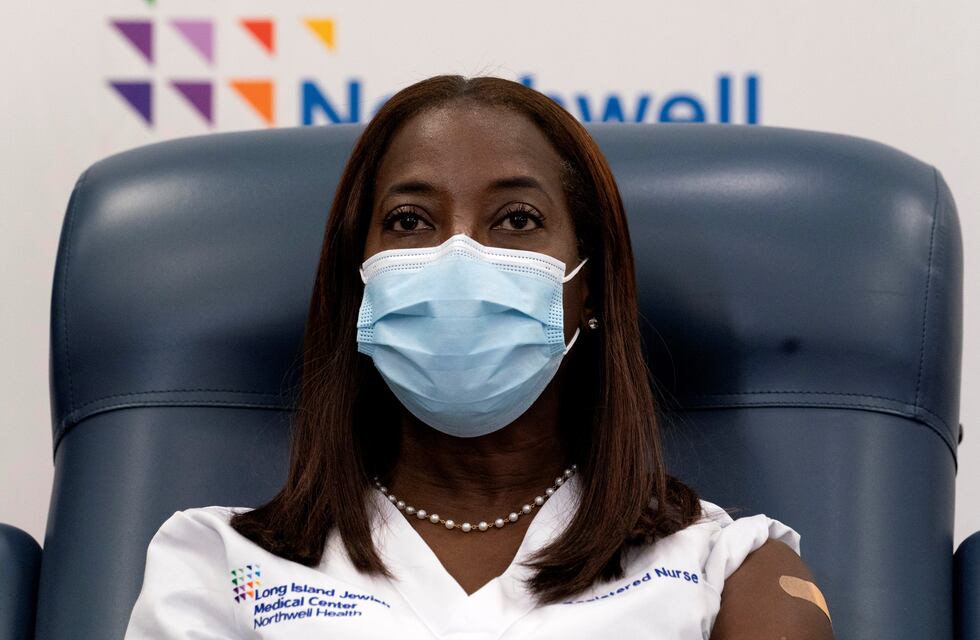Una enfermera de Nueva York, la primera persona en vacunarse contra el coronavirus en Estados Unidos