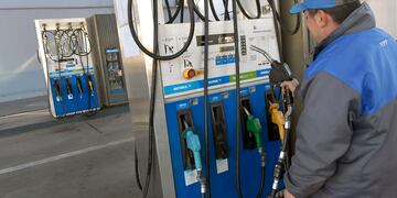 Piden a las estaciones de servicio no vender combustible suelto o en bidones. Imagen de archivo.