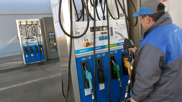 Piden a las estaciones de servicio no vender combustible suelto o en bidones. Imagen de archivo.