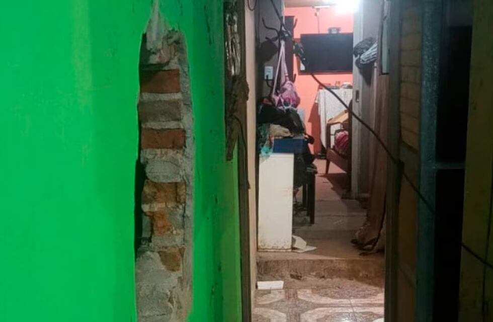 Hicieron un boquete en la pared para robarle al vecino: se supo que se llevaron y quedó registrado