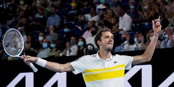 El ruso Daniil Medvedev celebra su triunfo sobre el griego Stefanos Tsitsipas en una de las semifinales del Australian Open 2021. (EFE/EPA/DAVE HUNT)