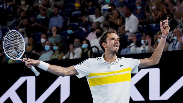 El ruso Daniil Medvedev celebra su triunfo sobre el griego Stefanos Tsitsipas en una de las semifinales del Australian Open 2021. (EFE/EPA/DAVE HUNT)
