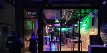 Clausuraron un bar en Bahía y multaron al propietario por desobedecer el DNU presidencial.