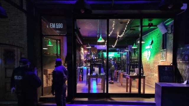 Clausuraron un bar en Bahía y multaron al propietario por desobedecer el DNU presidencial.