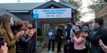 Junto a la Secretaría de Niñez, Adolescencia y Familia de la Nación, se firmó un convenio para establecer, dentro del centro comunitario del barrio Los Morros, un espacio de Zona de Crianza Comunitaria.
