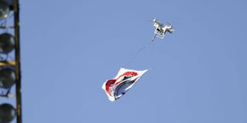 El aparato sobrevoló el Gigante de Arroyito con una bandera de la Lepra.