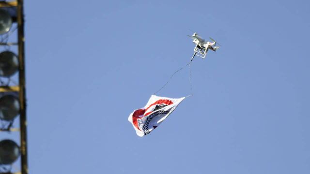 El aparato sobrevoló el Gigante de Arroyito con una bandera de la Lepra.