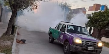 Desde el Ministerio de Producción de la Provincia informaron que continúan los operativos de fumigación contra el dengue en los barrios puntanos. Gentileza ANSL