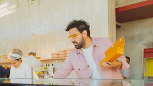 Damián Betular en su pastelería.