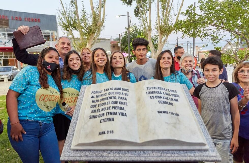 La inauguración de un Monumento a la Biblia unió a representantes de diferentes iglesias en Las Heras