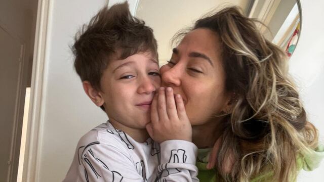 Jimena Barón junto a su hijo Morrison.