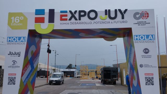 El portal de ingreso a la Expojuy ya quedó montado y en el interior del predio se trabaja intensamente en el armado de la muestra que abrirá sus puertas el viernes próximo.