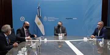 Los funcionarios vuelven a verse con directivos de la empresa tras el retiro del anuncio del cierre.