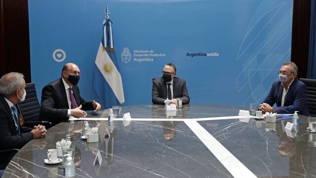 Los funcionarios vuelven a verse con directivos de la empresa tras el retiro del anuncio del cierre.