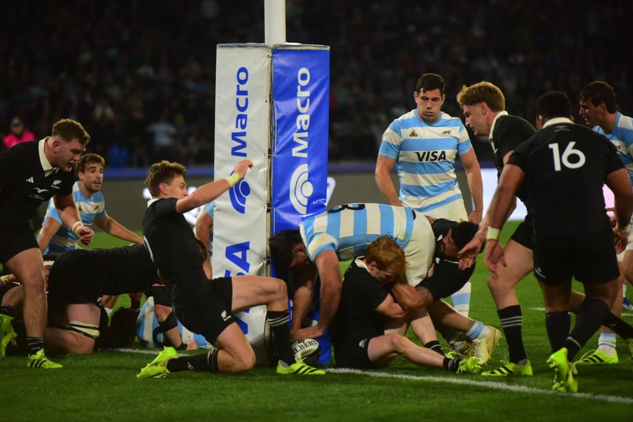 Try del cordobés Joaquín Oviedo en el partido entre Los Pumas y All Blacks. (Nicolás Bravo / La Voz)