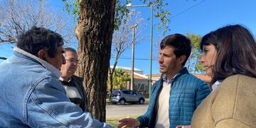 Concejales de Juntos por el Cambio dialogando con un vecino